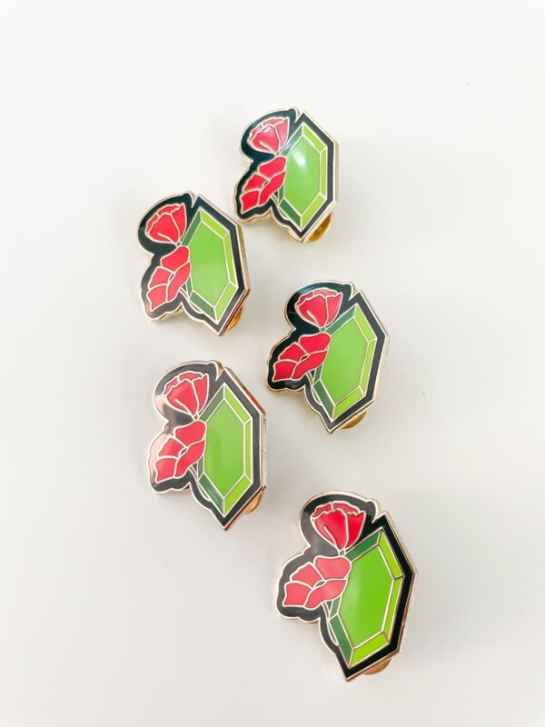 Gold enamel pin for August babies. Peridot and red poppy flower in gold enamel pin.